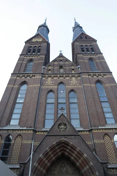 Een kathedraal in Amsterdam zomerdag — Stockfoto