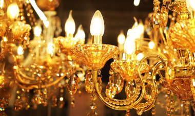 Mağazada tavan lambaları, avizeler