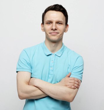 Yüzünde gri bir geçmişi olan genç bir adam.