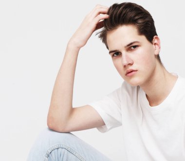 Beyaz tişört giyen genç erkek manken.