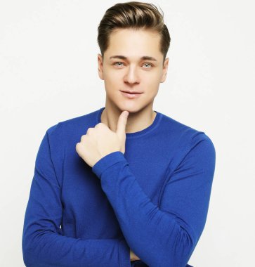 Yüzünde gri bir geçmişi olan genç bir adam.