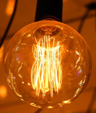 Mağazanın arka planında tavan lambaları