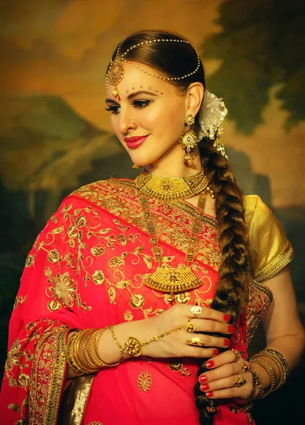 Retrato sonriente de hermosa chica india en casa. Modelo de mujer joven con conjunto de joyas de oro . — Foto de Stock