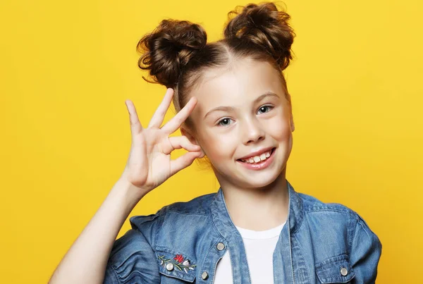 Emozione, infanzia e concetto di persone: bambina che mostra un gesto ok — Foto Stock