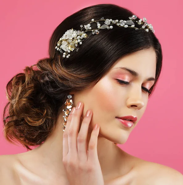 Orecchini di nozze su una mano femminile, lei prende gli orecchini, indossare orecchini . — Foto Stock