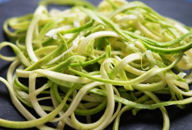 Dilimlenmiş kabak tabağı, spiral, diyet yemeği, düşük karbonhidrat