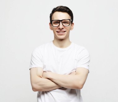 Yüzünde gri bir geçmişi olan genç bir adam.