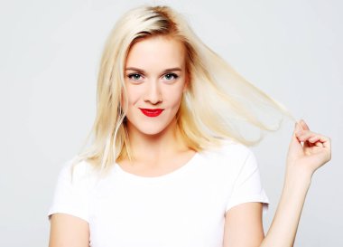 Neşeli genç bir kadının portresi.