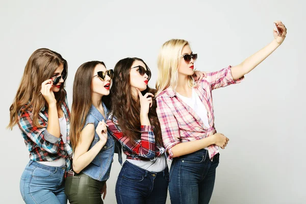 Cuatro chicas adolescentes felices con teléfono inteligente tomando selfie — Foto de Stock