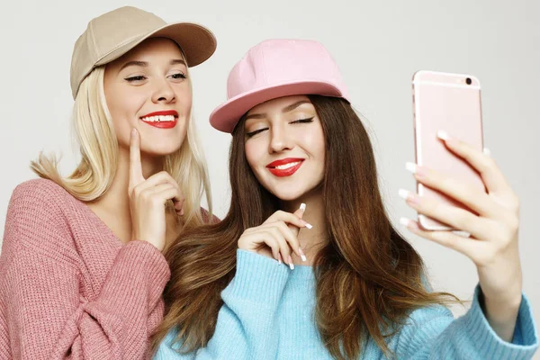 Due ragazze adolescenti amiche in abito hipster fanno selfie su smar — Foto Stock