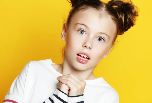 Портрет маленької дівчинки з відкритим ротом і божевільним виразом. Здивоване або шоковане обличчя . — стокове фото