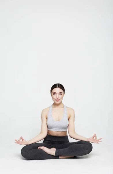 Młoda kobieta ćwiczy jogę, na białym tle — Zdjęcie stockowe