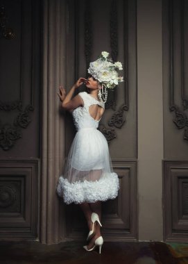 Beyaz elbiseli ve küpeli güzel genç gelin, güzellik ve gençlik, mutluluk ve masumiyet