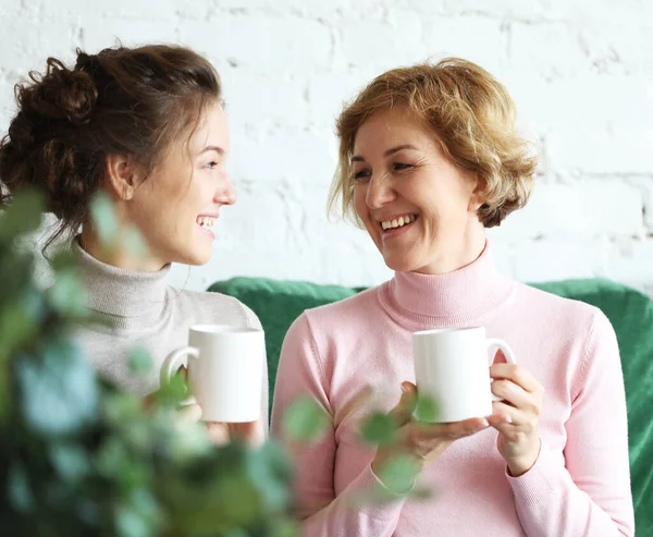 Anziana madre e sua figlia adulta stanno bevendo caffè — Foto Stock