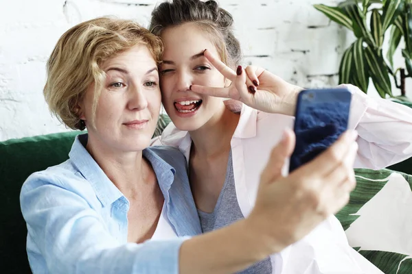 Ηλικιωμένη μητέρα και η κόρη της βγάζουν selfie χρησιμοποιώντας έξυπνο τηλέφωνο — Φωτογραφία Αρχείου