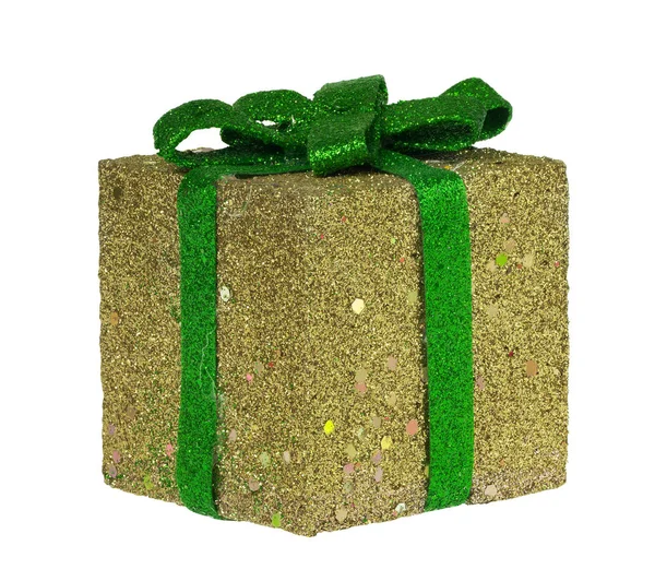 Caja de oro con cinta verde aislada en blanco —  Fotos de Stock
