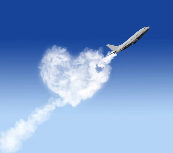 Kalp şekli bulut ve uçak gökyüzünde — Stok fotoğraf