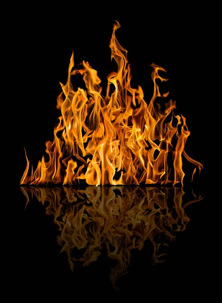 Hohe gelbe Flamme mit Reflexion isoliert auf schwarz — Stockfoto