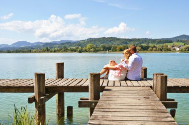 ahşap iskele üzerinde çift