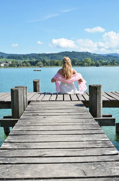 Meisje op houten pier — Stockfoto