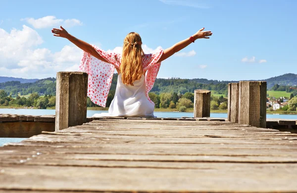 Meisje op houten pier — Stockfoto