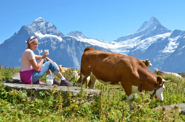 Chica con leche y vaca — Foto de Stock