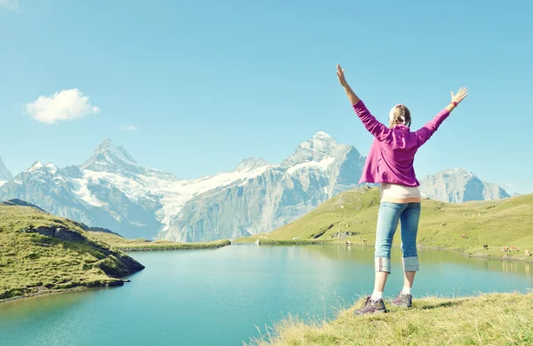 Traveler in the Alpine meadow — Stock Photo, Image