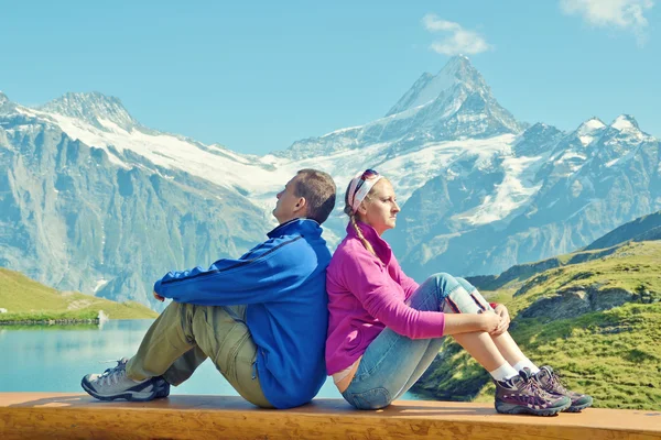 Travelers enjoying Alpine panorama — Stock Photo, Image