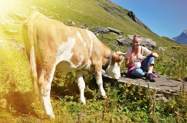 Fille avec du lait et vache — Photo