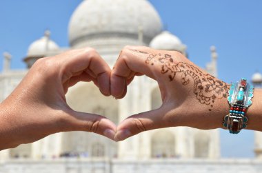 Kalp şeklinde eller karşı Taj Mahal