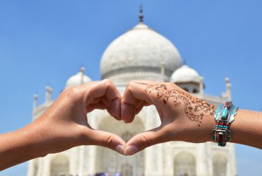 Kalp şeklinde eller karşı Taj Mahal