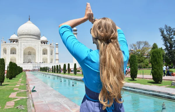 Mujer joven meditando en Taj Mahal — Foto de Stock