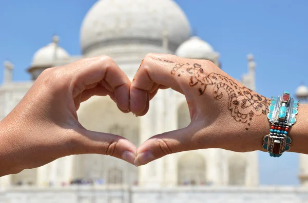 Manos en forma de corazón contra Taj Mahal — Foto de Stock