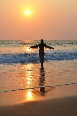 Genç kadın Agonda Sahilde meditasyon