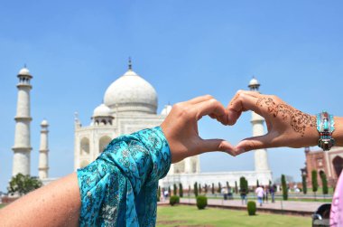 Kalp şeklinde eller karşı Taj Mahal.