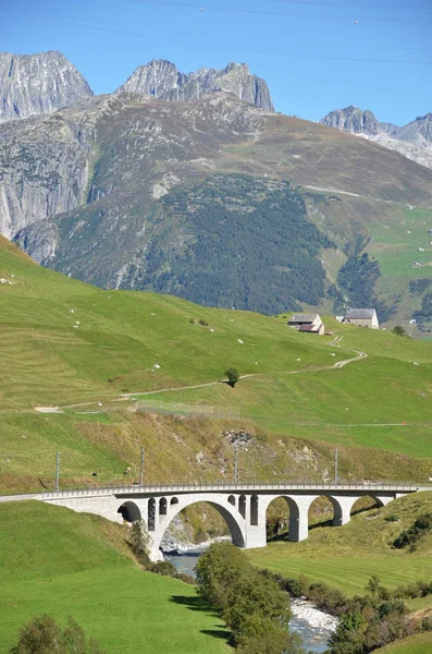 Brug over de rivier van de berg. Furkapas — Stockfoto