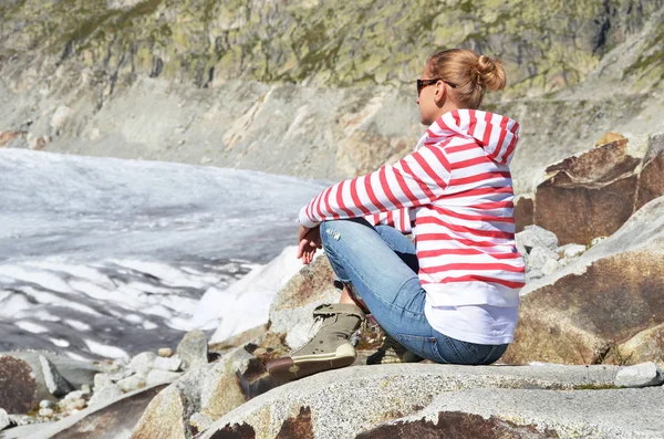 Traveler mot Rhone glaciär — Stockfoto