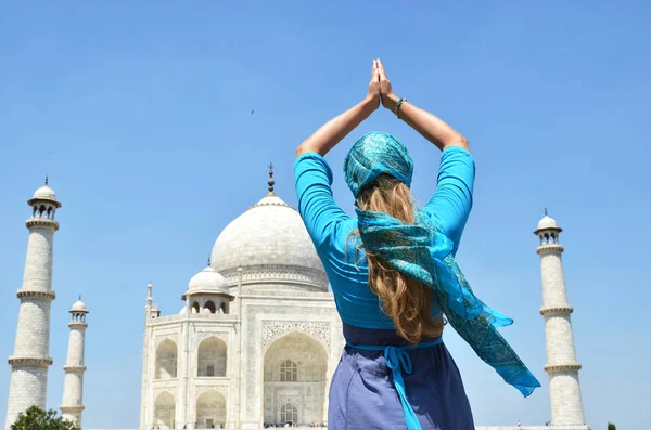 Wanita muda bermeditasi di Taj Mahal — Stok Foto