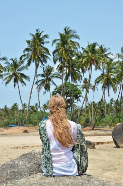 Блондинка отдыхает на пляже Агонда в Южном Гоа — стоковое фото