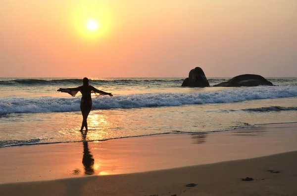 Молодая женщина медитирует на пляже Агонда — стоковое фото