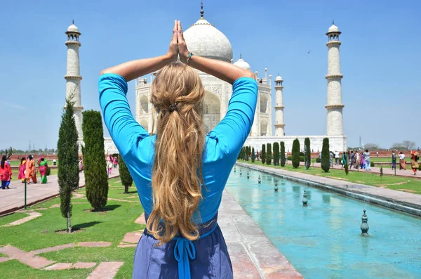 Mujer joven meditando en Taj Mahal . — Foto de Stock