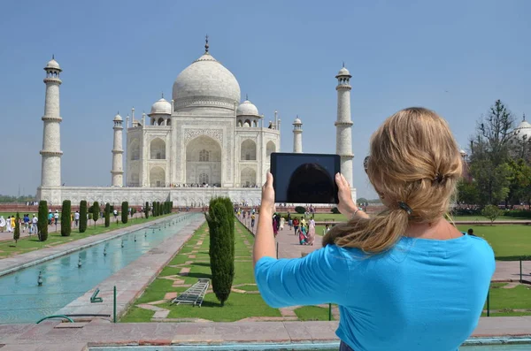 Menina no Taj Mahal com tablet — Fotografia de Stock