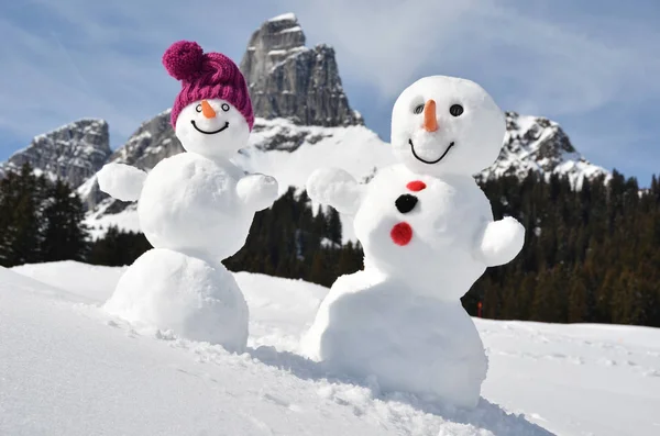Muñecos de nieve contra panorama alpino —  Fotos de Stock