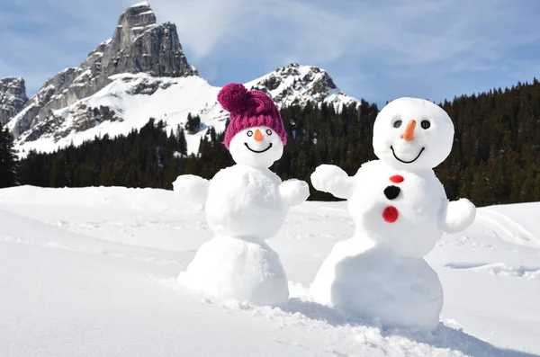 Muñecos de nieve contra panorama alpino —  Fotos de Stock