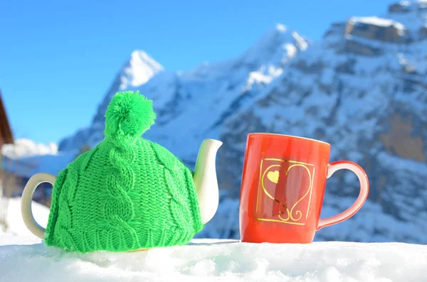 お茶のポットと赤のカップ — ストック写真