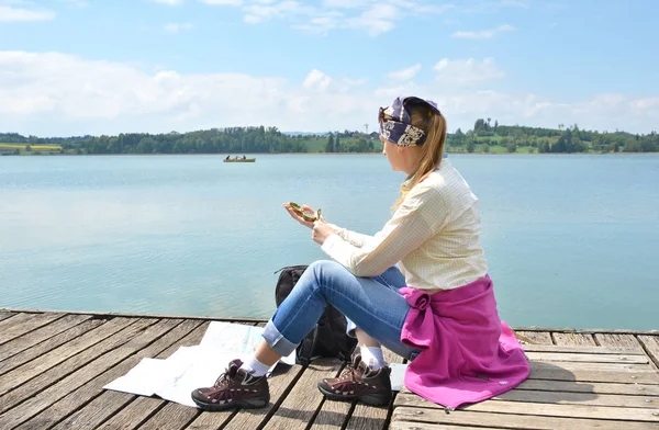 Reiziger met kompas in de hand — Stockfoto