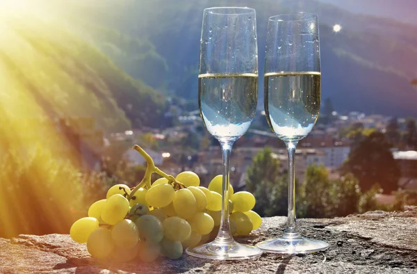 Copas de champán y uvas — Foto de Stock