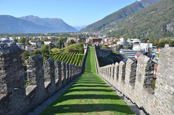 Blick auf die Befestigungsanlagen in Bellinzona — Stockfoto