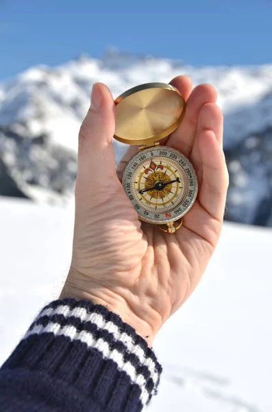 Kompas in de hand tegen Alpine landschap — Stockfoto