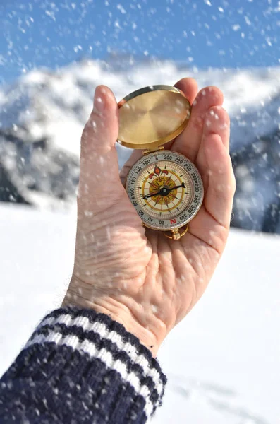 Kompas in de hand tegen Alpine landschap — Stockfoto